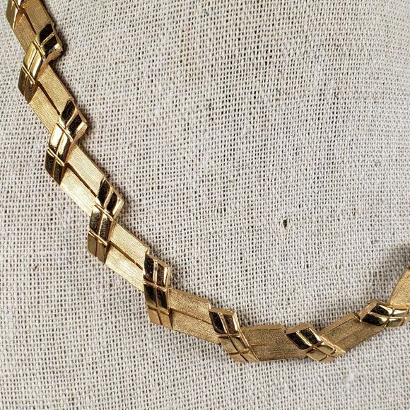 Vtg 1960s Crown Trifari Abstract Texture Brush Gold Plated 16" Choker Necklace - Picture 12 of 16